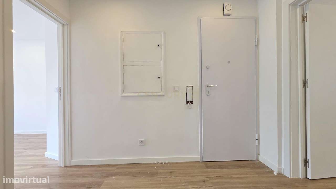 T2 Totalmente Remodelado com Terraço em Algueirão-Mem Martins-4