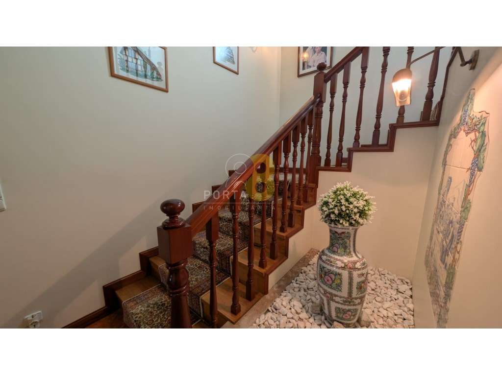 Moradia V3 de Quatro Frentes com Piscina - Lavra, a poucos minutos ... - Grande imagem: 4/30