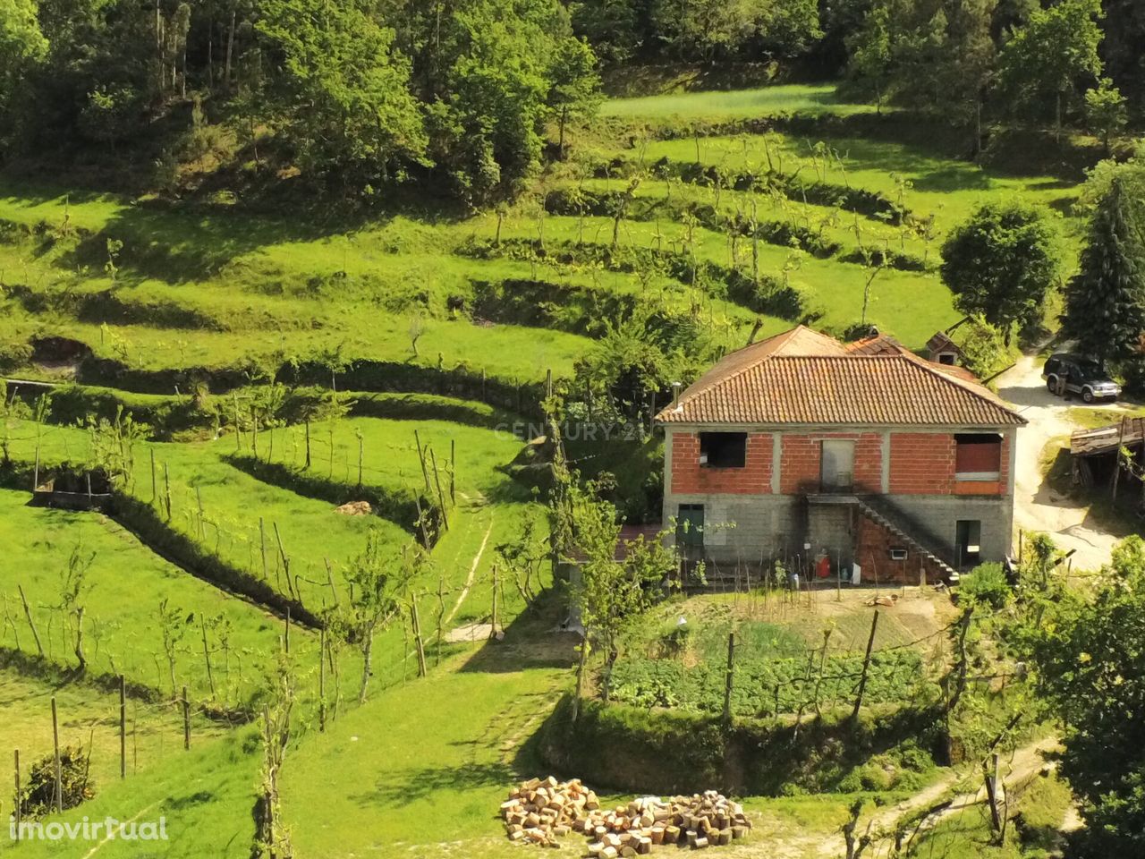 Quintinha na zona do Gerês com casa em estrutura e 6.400m2 terreno