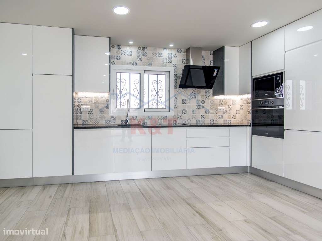 T2 na Praia da Rocha totalmente Remodelado-4