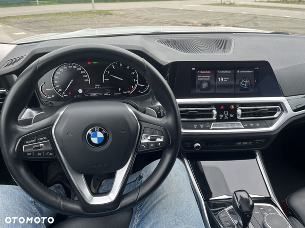 BMW Seria 3 320i Touring - 11
