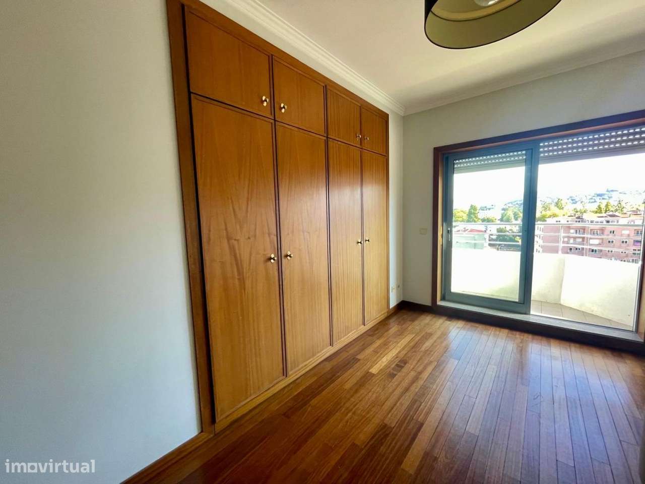 Apartamento T5 Duplex com Terraço, Lareira e Garagem em Zona Premium-12
