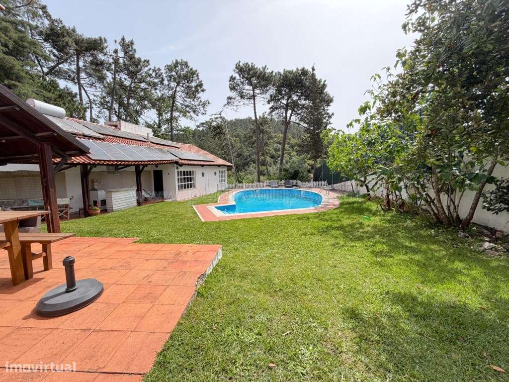 Moradia V4 com jardim relvado e piscina.-5