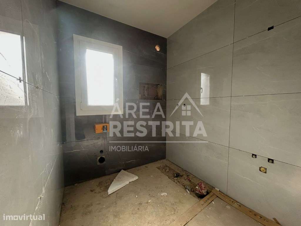 Moradia Isolada T4 com Garagem e Espaço Exterior - Grande imagem: 4/9