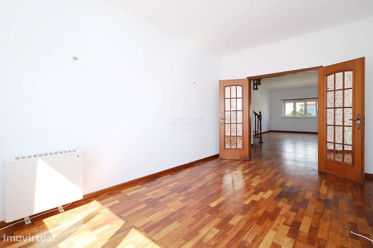 Moradia com duas fracções – Rentabilidade Imediata – Porto Salvo – Oei-30