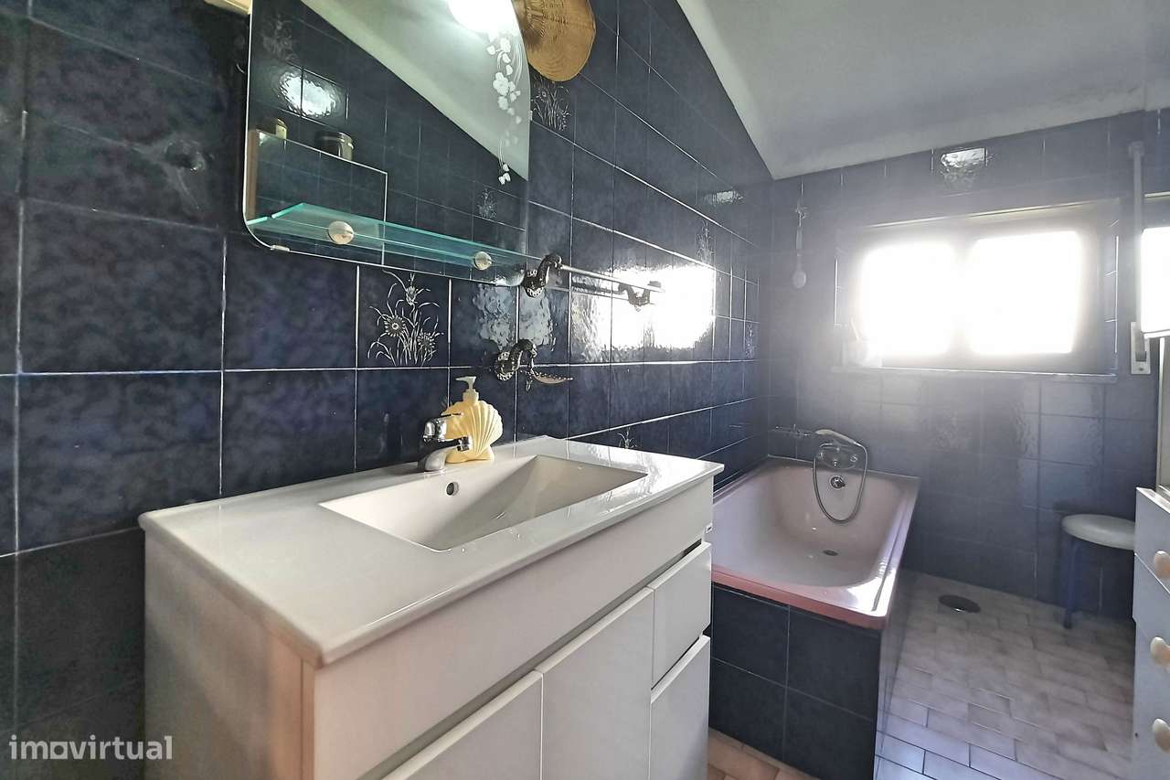 Moradia isolada em Gaeiras, com 4 quartos, jardim e garagem fechada.-13