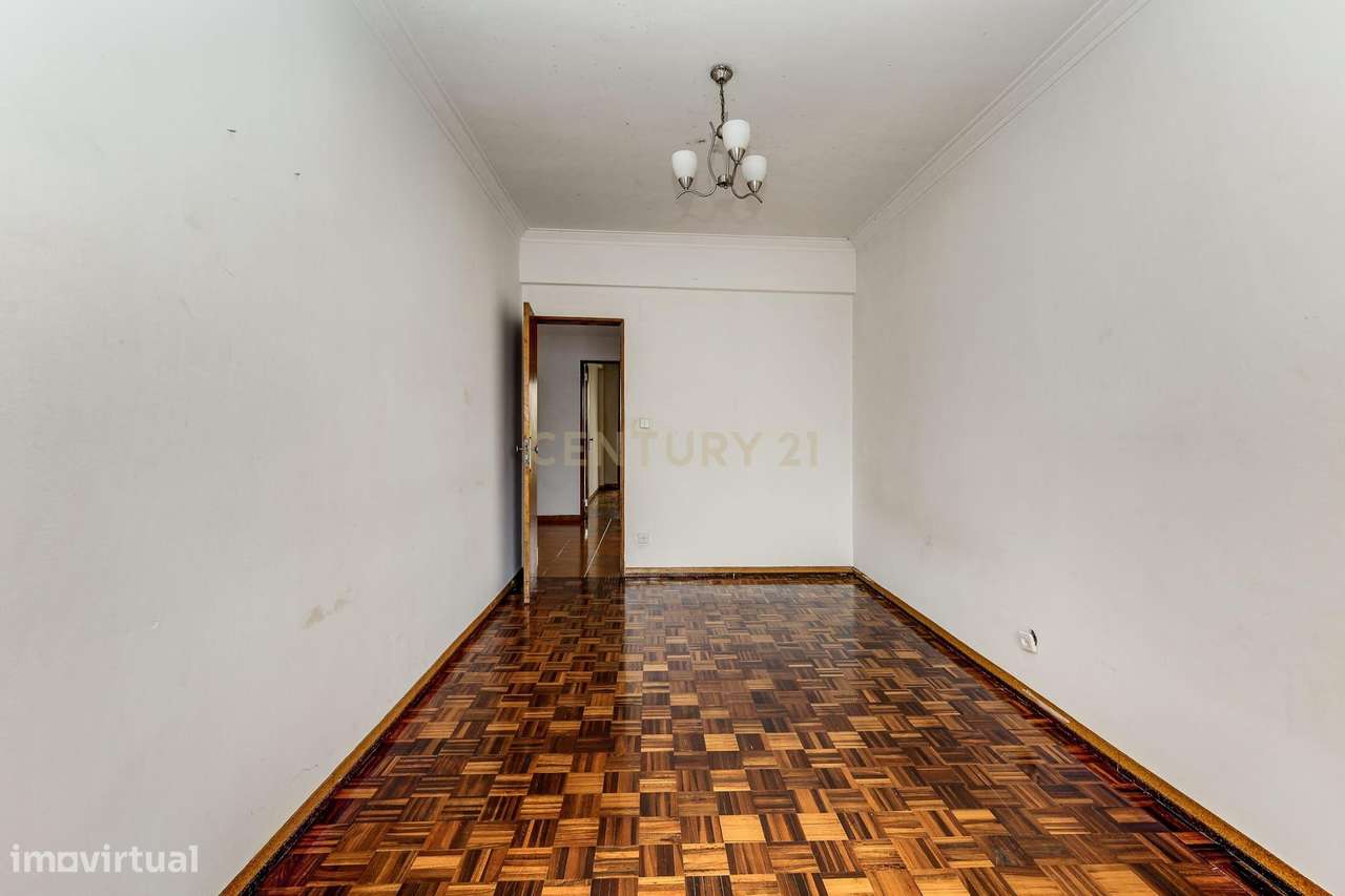 Apartamento T2 com Excelentes áeas | Para Remodelação-8