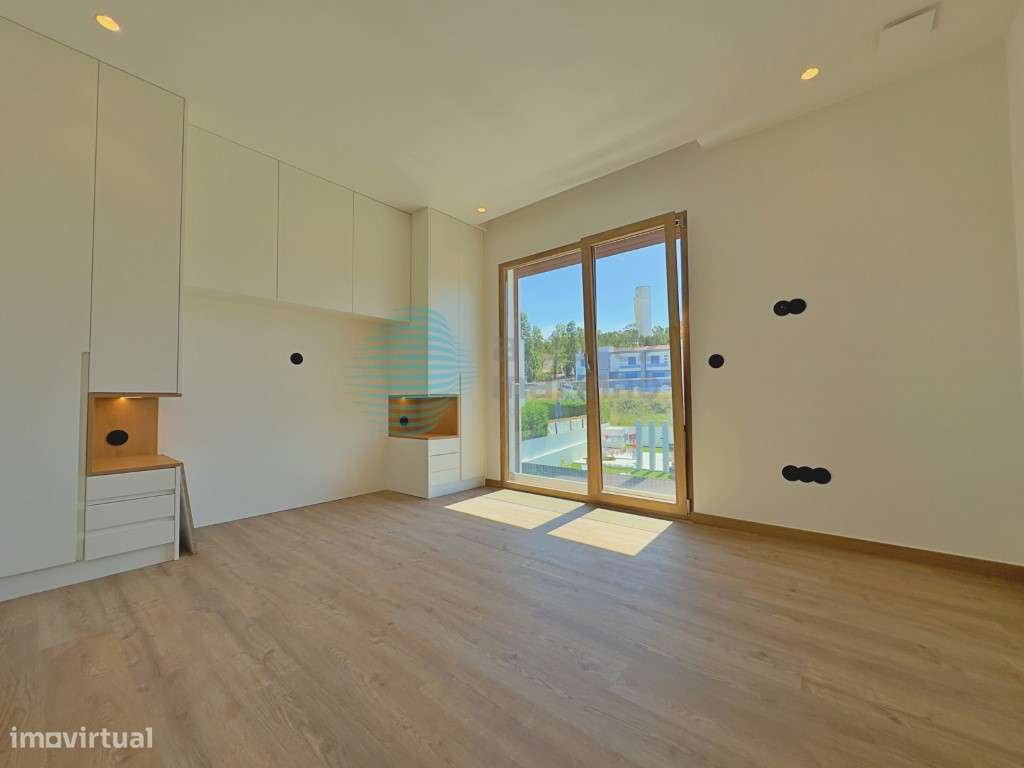 Moradia T4 Independente de Design Contemporâneo com Piscina e Garagem-23