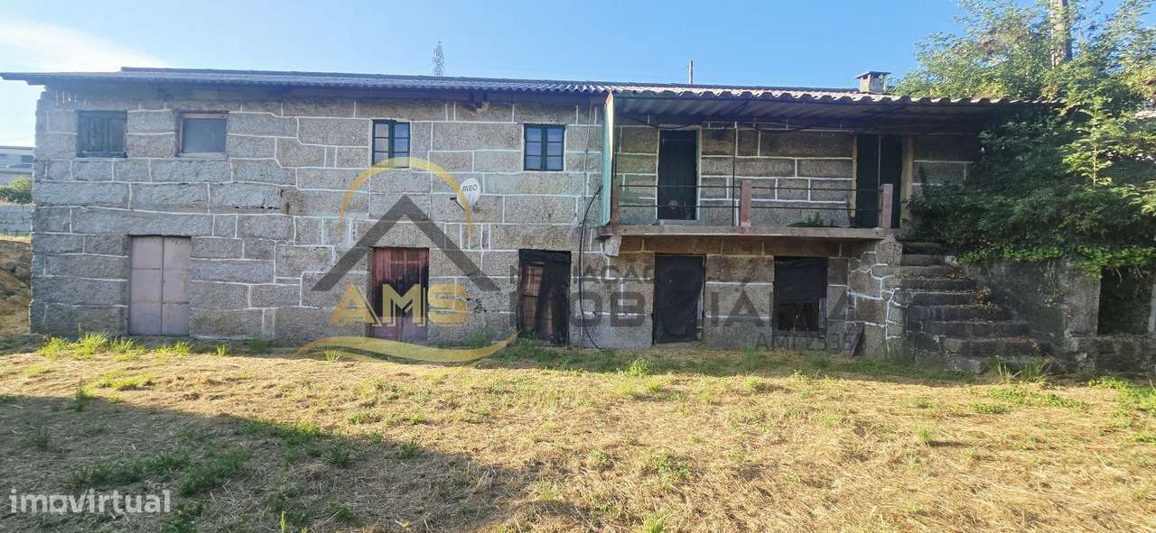 Moradia para restauro e terreno industrial com mais de 4000m²-3