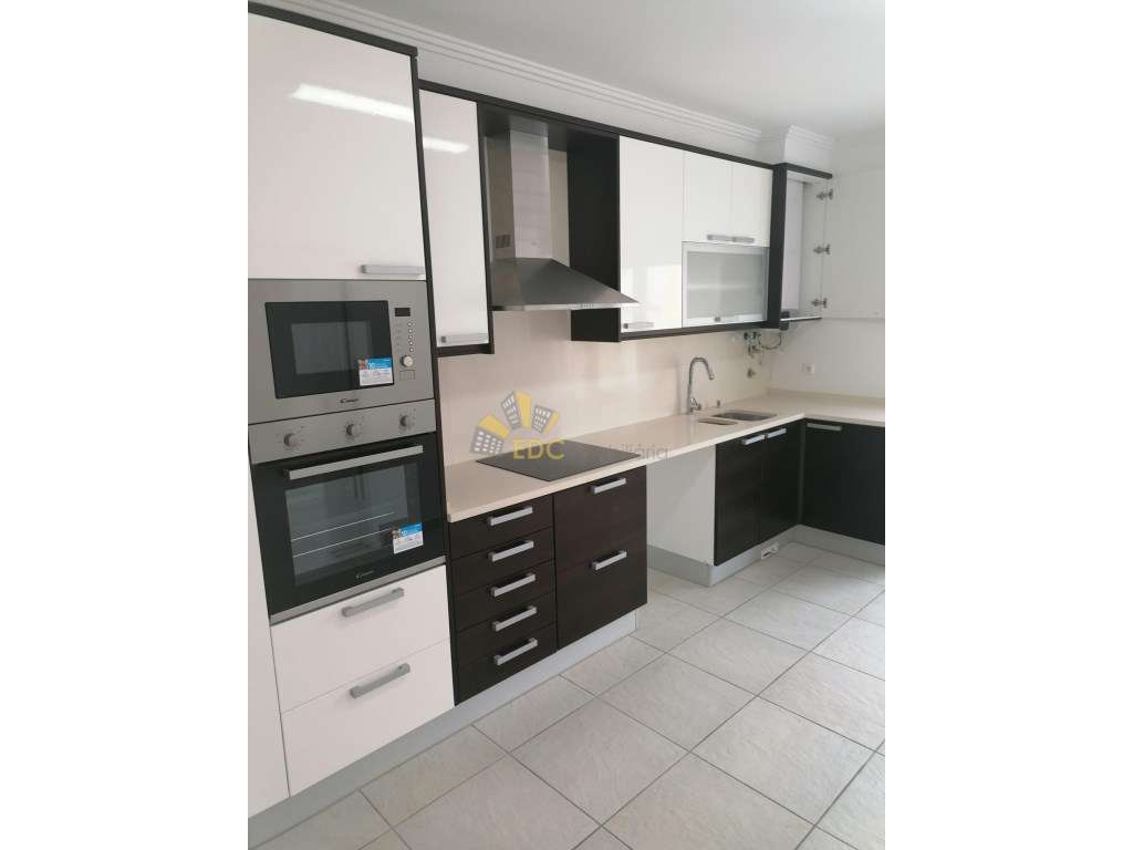 Moradia V3+1 Totalmente Remodelada no Centro da Ericeira e com vist...-10