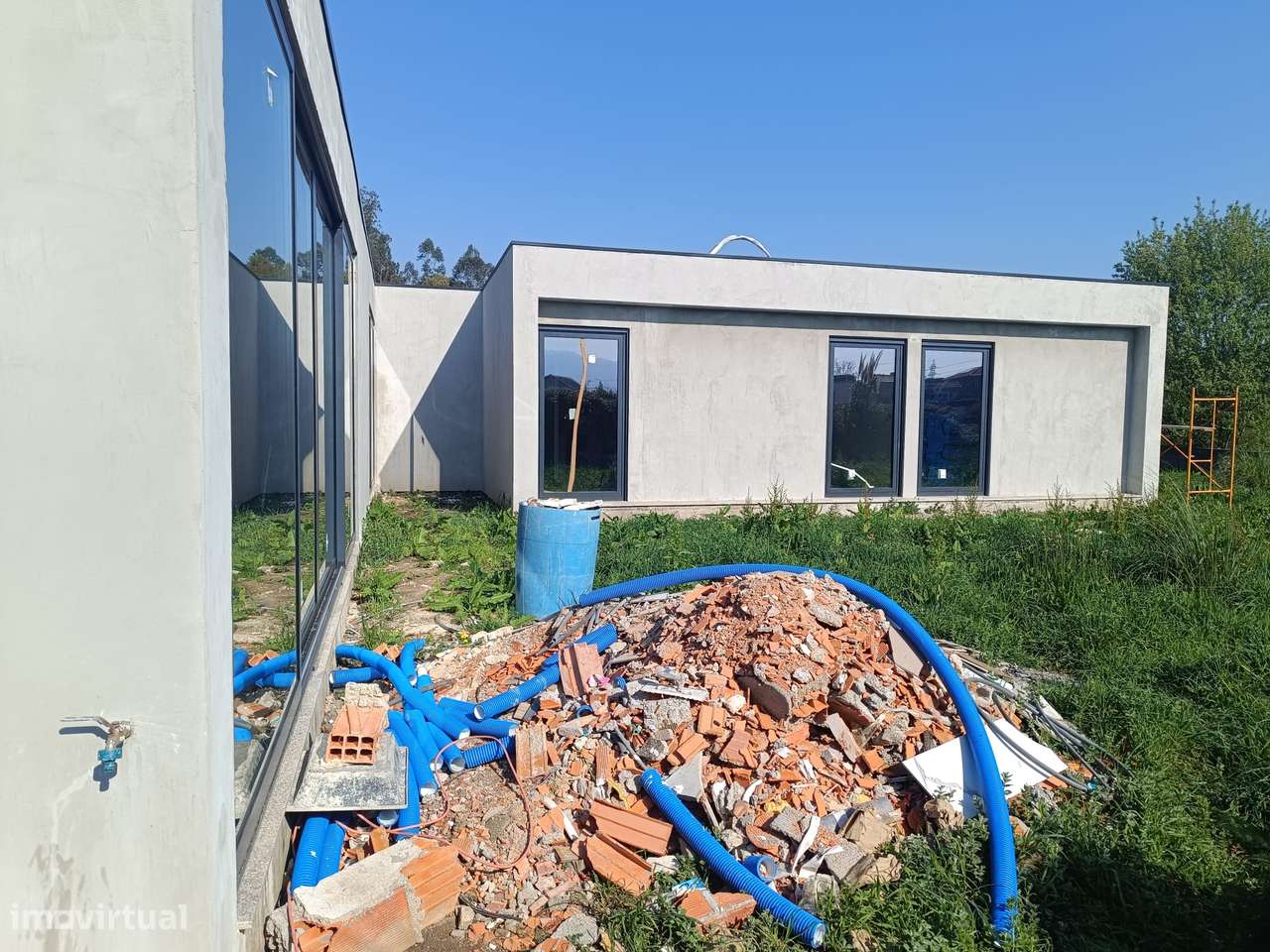 Moradia térrea isolada de 4 frentes em construção-2