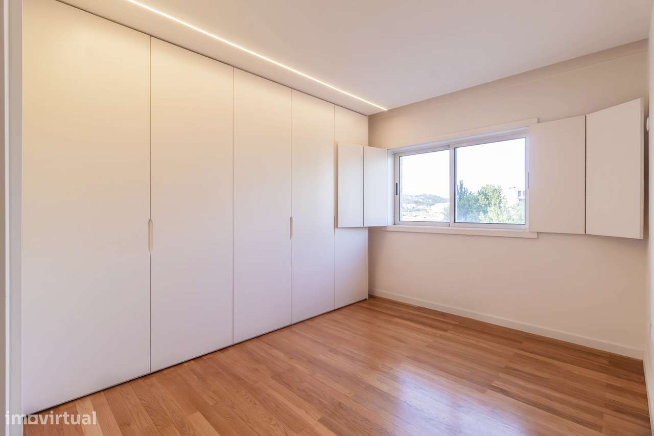 Apartamento T3, excelentes áreas 240m2 + garagem 31m2 + arrumos 4m2-33