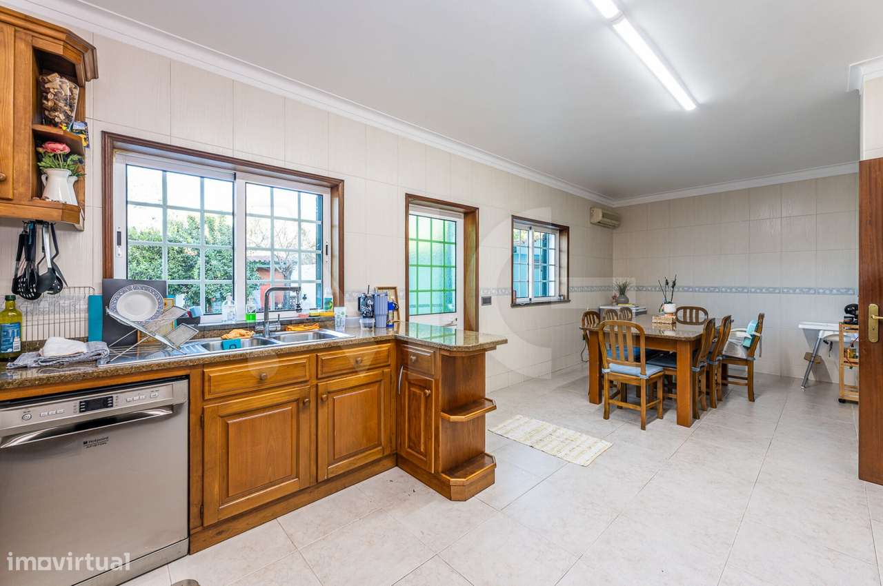 Moradia T4 com pátio, jardim e garagem em Covelas - Trofa-17