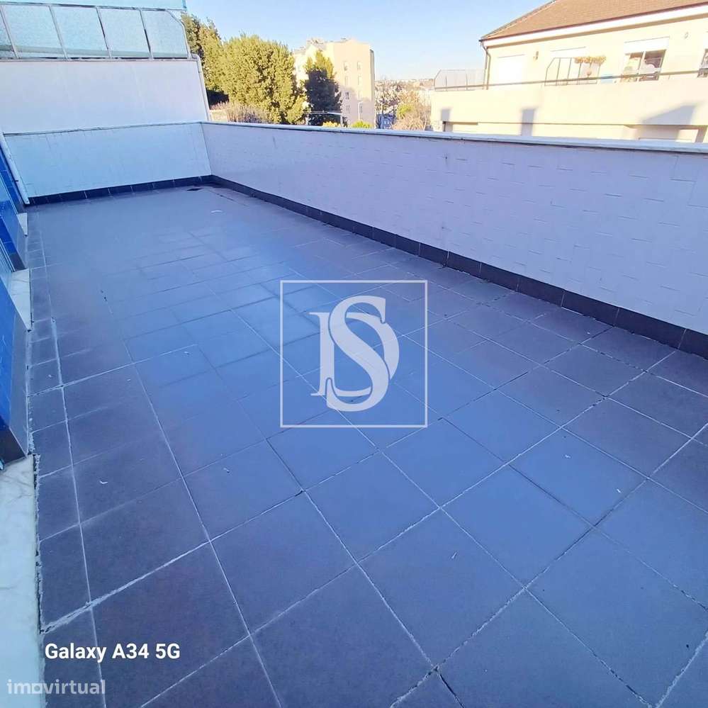 Excelente T2 com terraço e garagem em Box-10