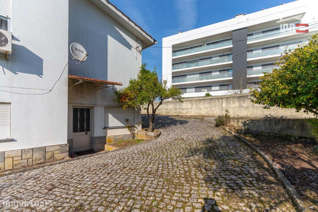 MORADIA T6 COMPOSTA POR R/C E 1º ANDAR ESPAÇO MURADO EM ROTUNDA NOR... - Grande imagem: 5/40