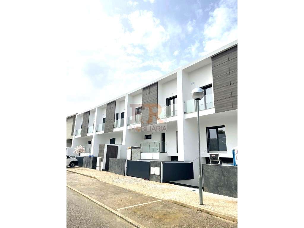 Moradia Banda T4 com Garagem e Piscina Alcochete - Grande imagem: 3/25