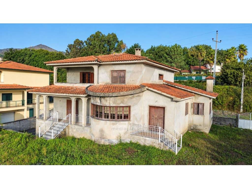 Moradia T4 c/ Jardim | Rebordões Santa Maria - Ponte de Lima-39