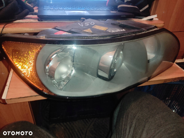 30744682 LAMPA PRAWY PRZÓD VOLVO V50 - 2