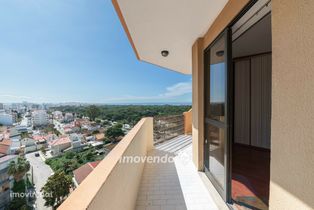 Apartamento T2, com garagem e vista mar, na Costa da Caparica