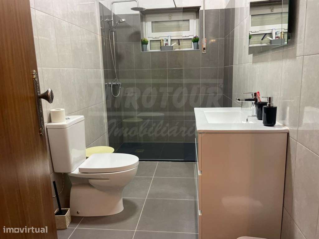Moradia T4+3 com garagem, terraço e logradouro nas Ermidas-Sado-22