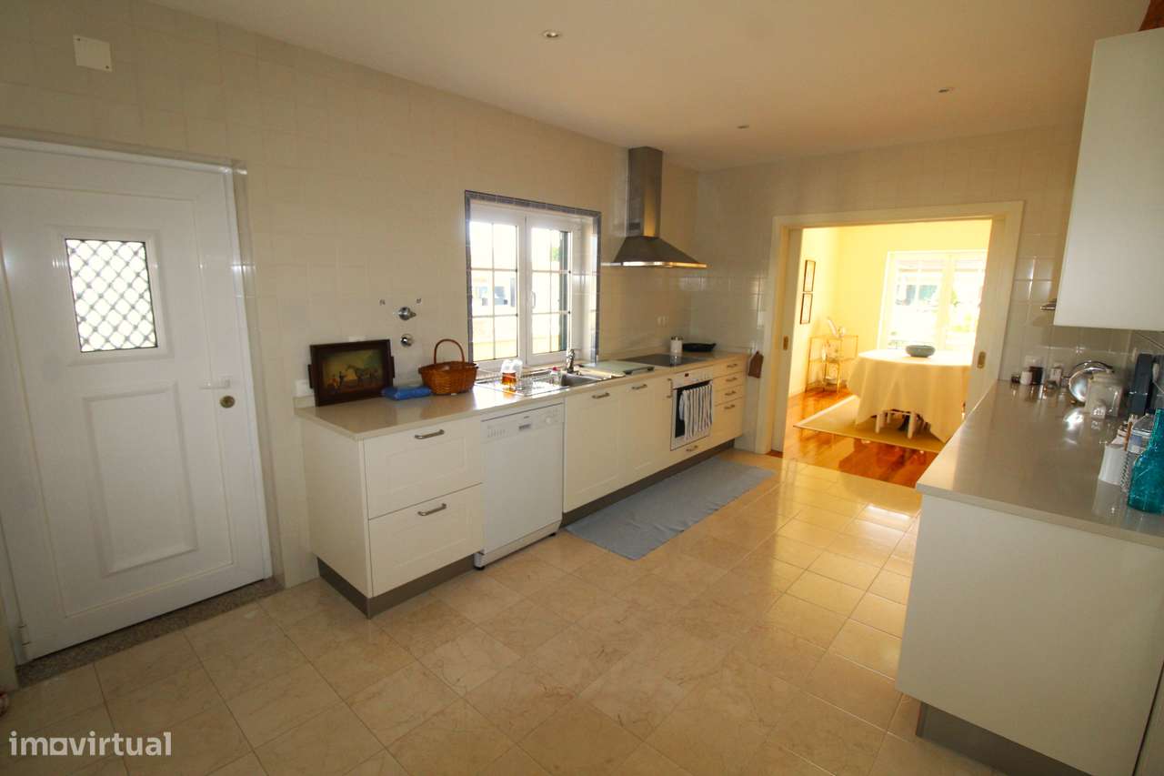 Elegante Moradia T4 Familiar-19