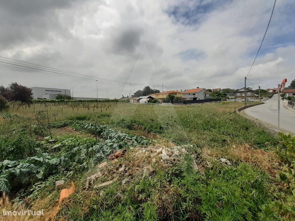 Terreno com viabilidade de construção para duas moradias.