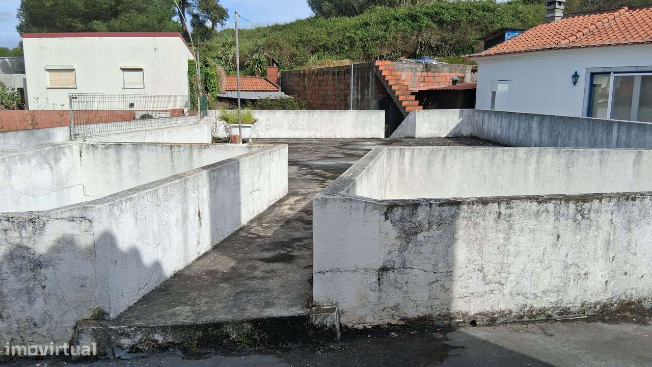 Moradia com Quintal, Garagem e Anexos no Coração de Coruche – Santarém-20