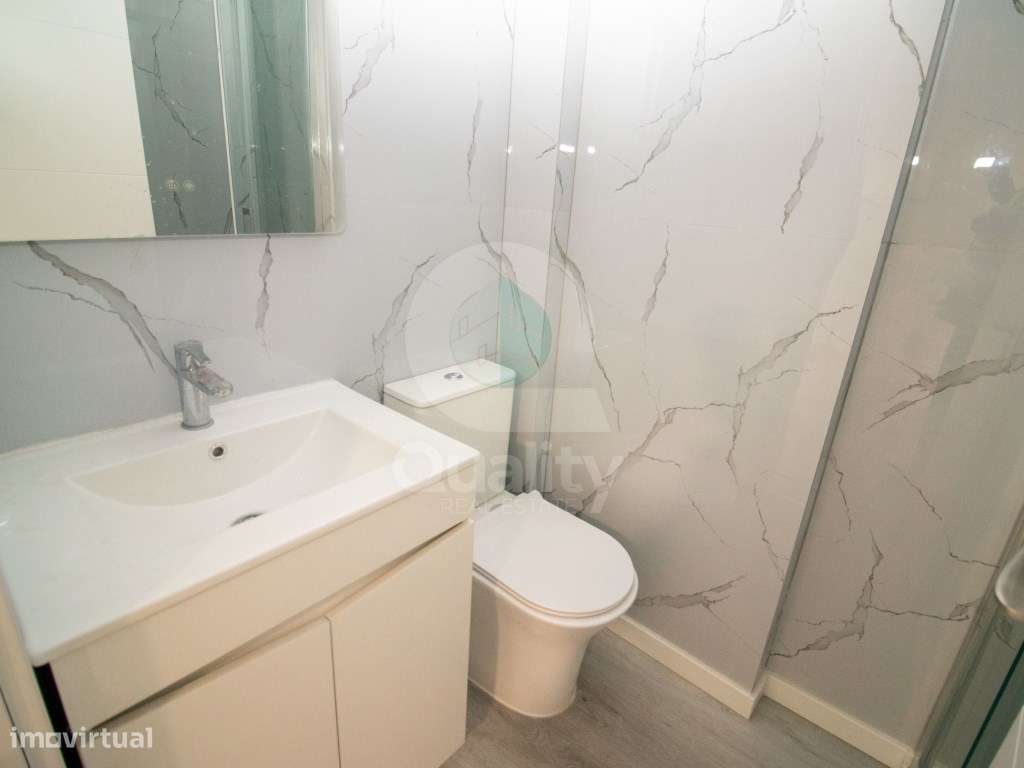 Apartamento T2 totalmente remodelado, localizado numa das zonas mai...-17