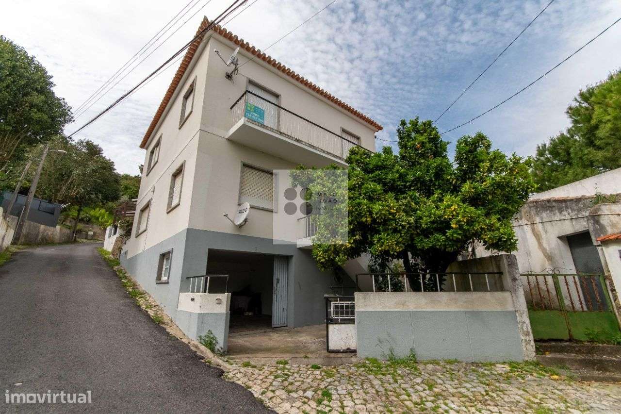 Moradia Bifamiliar, Quintal, Garagem, Local Sossegado.-36
