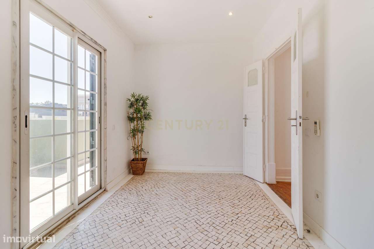 Penthouse com terraço de 28m2 junto ao metro no Rato-31