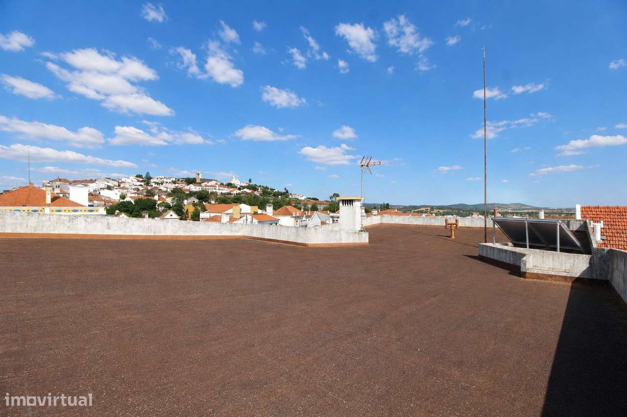 Moradia de Prestígio com T1 Independente, Terraço Panorâmico e Exce...-32