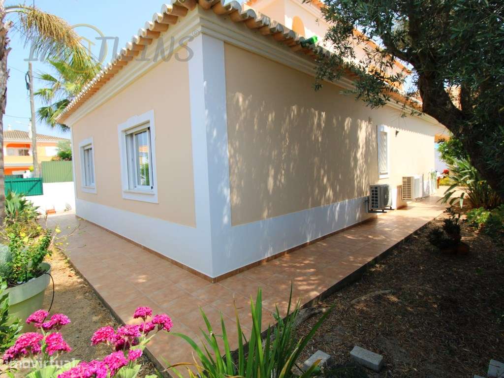 Moradia com piscina e jardim em Carvoeiro-11