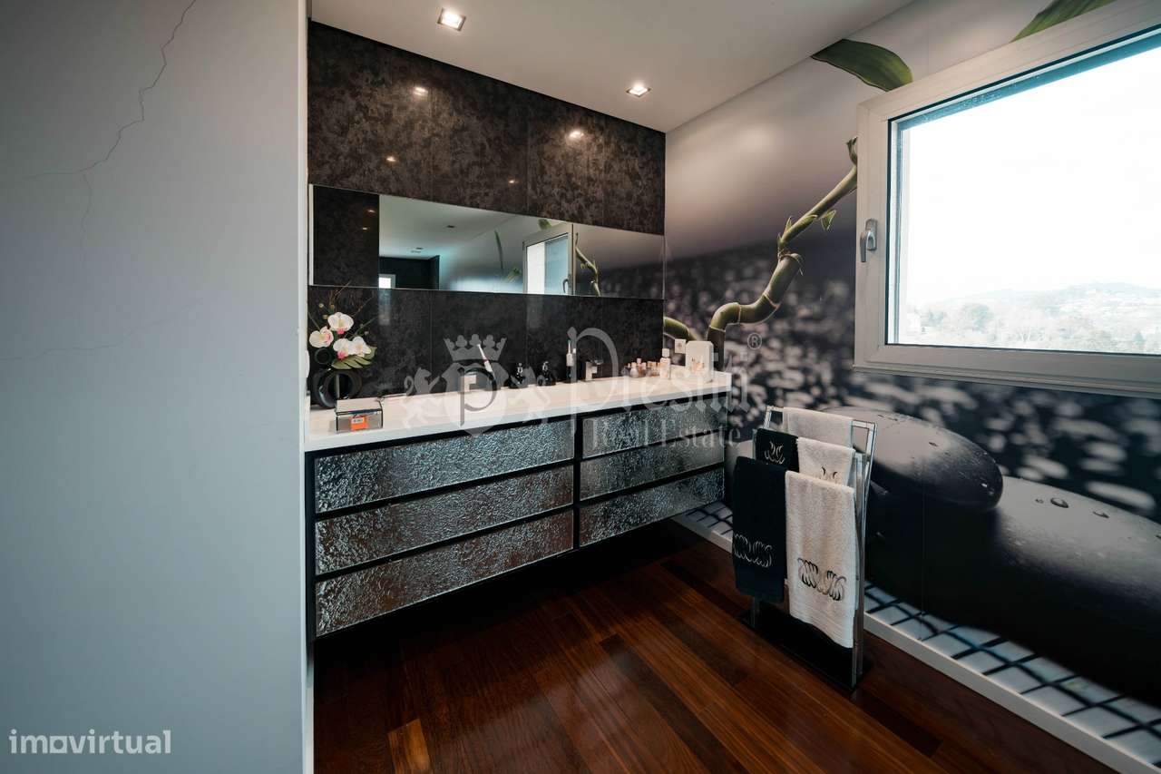 Moradia T4 com Vistas Deslumbrantes em Guimarães-22