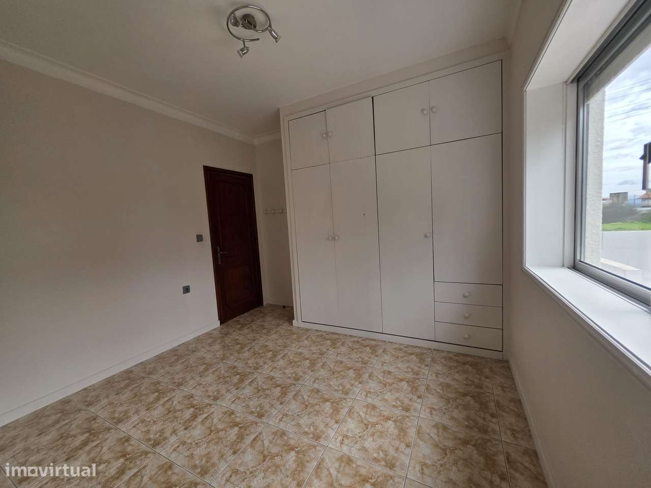 Troque o seu apartamento por uma moradia de 4 frentes em Argoncilhe-10