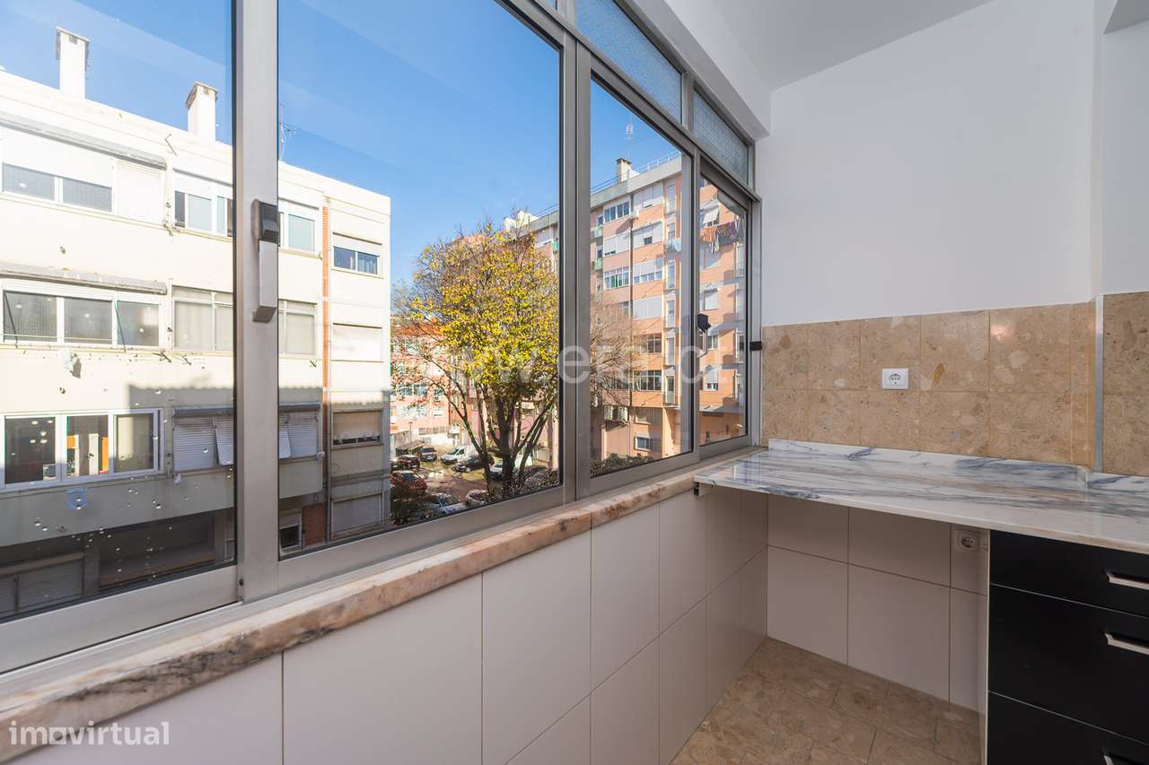 T2 Totalmente Remodelado a 5 Minutos do Metro — Odivelas-5