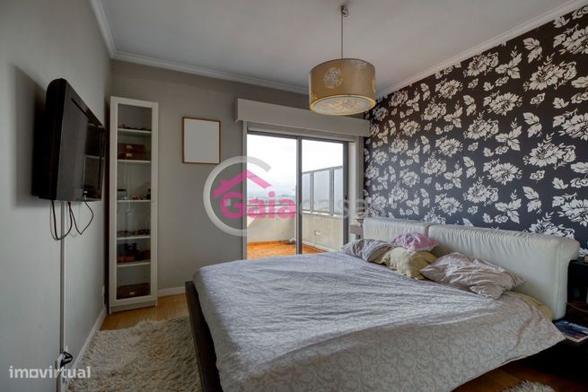 Apartamento T4 Duplex condomínio reservado 2 lugares garagem arrumos-14