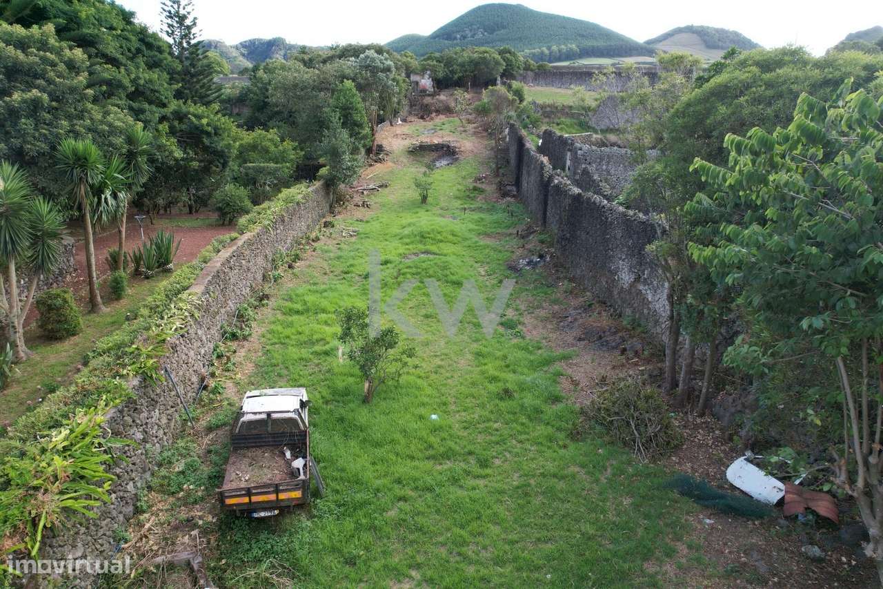 Moradia situada nos Fenais da Luz inserida num terreno de 2.560 m2 - Grande imagem: 5/12