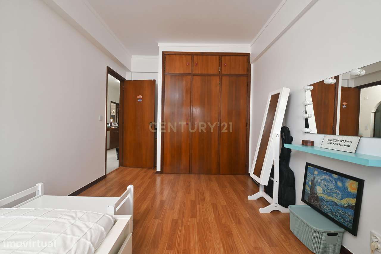 Apartamento T3 semi-remodelado, luminoso e pronto a habitar, na Rincho-12