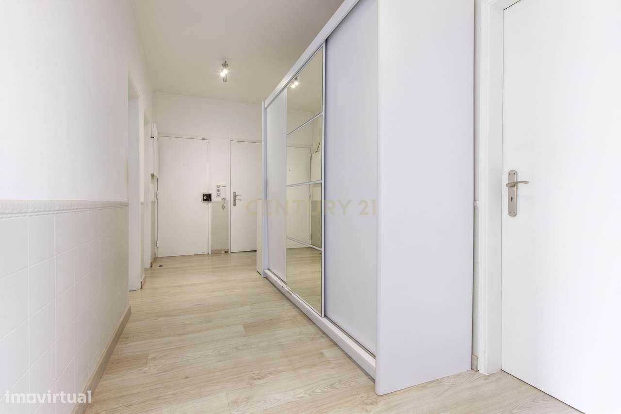 Excelente Apartamento de 4 Assoalhadas com Terraço e Sótão Independent-19