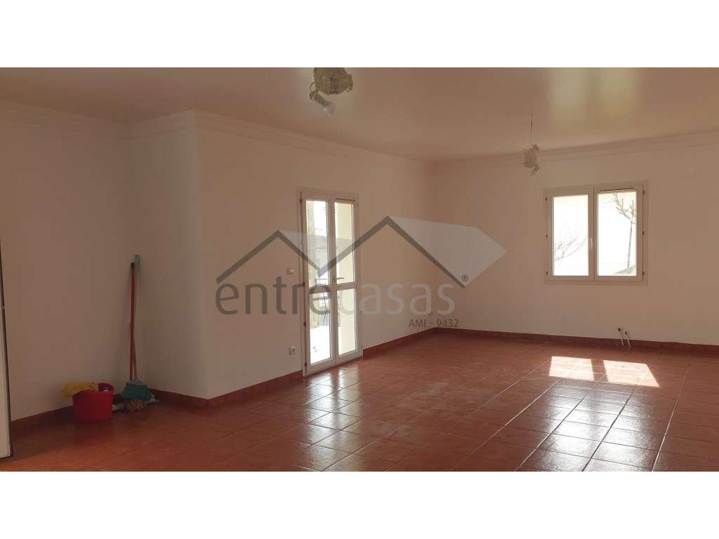 Prédio/Moradia T5 independente-20
