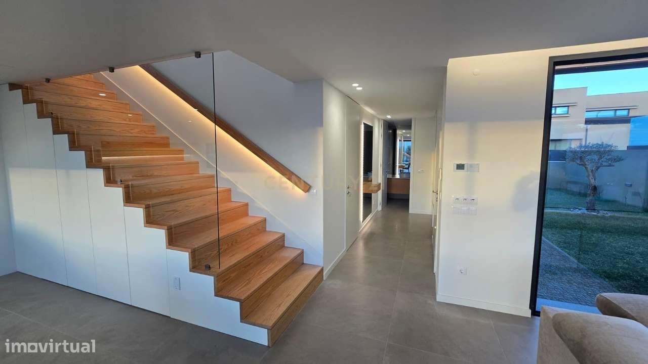 Moradia Contemporânea de Luxo em Azurara | Elegância, Privacidade e Di-20