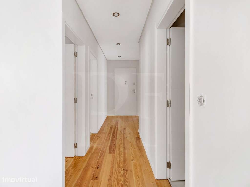 Apartamento T4 com Varanda junto à praia com vista Mar-9