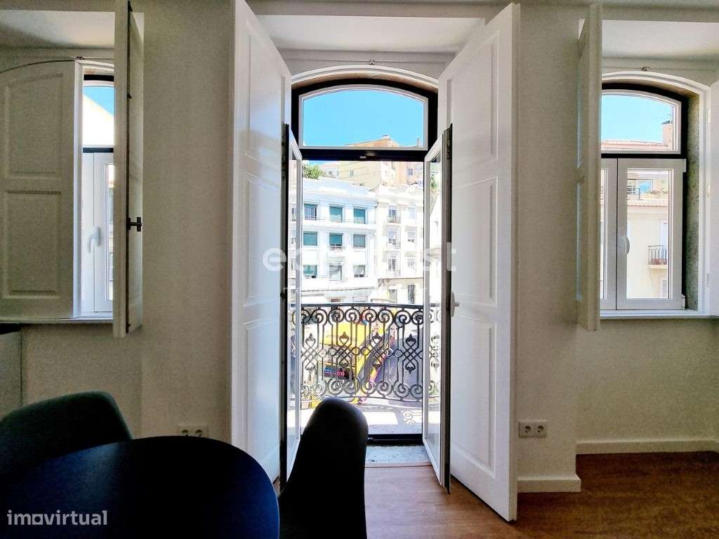 Apartamento T2 Renovado, com varanda e Vista Rio - São Vicente - Grande imagem: 5/18