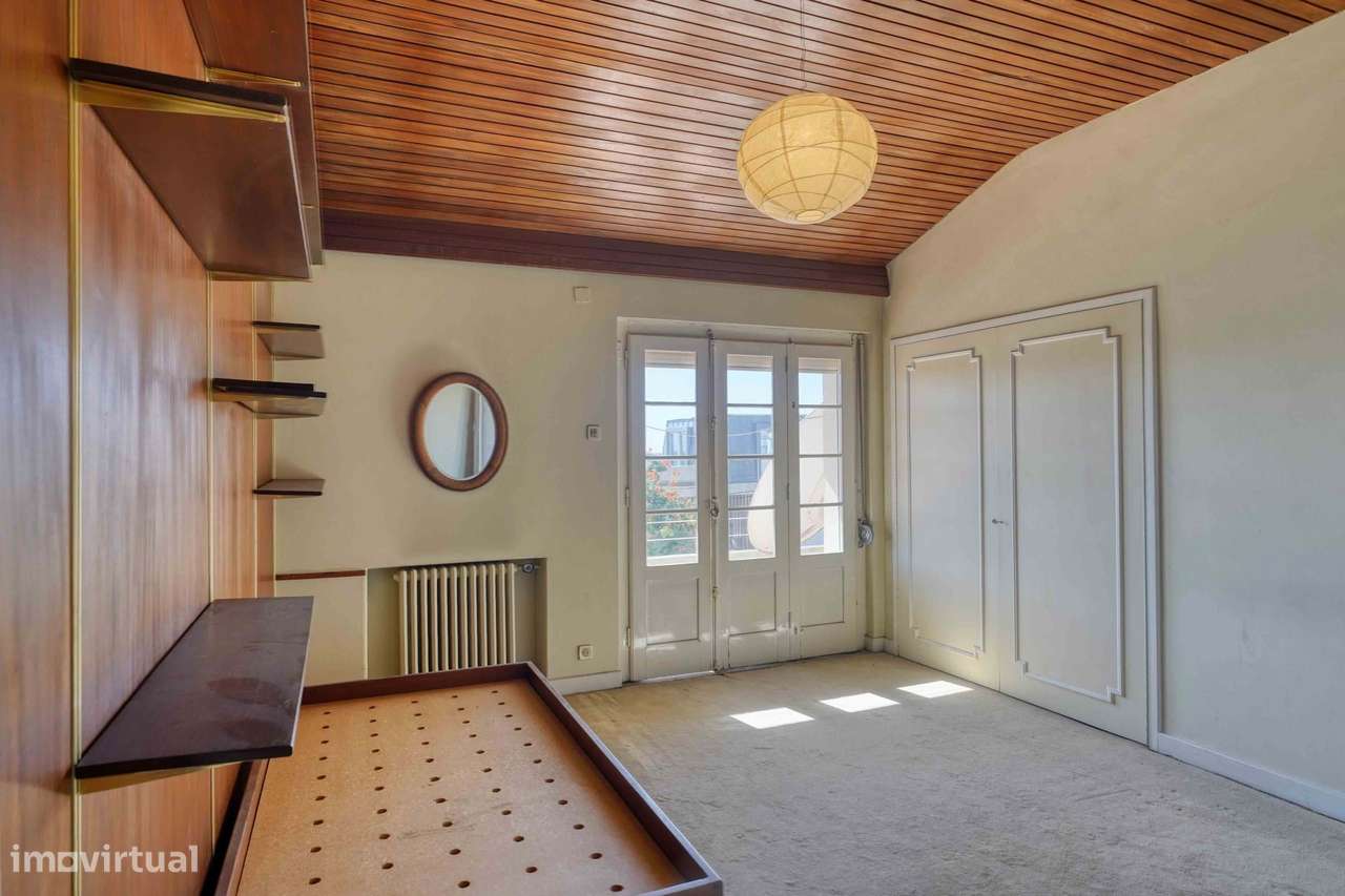 Moradia para recuperar no centro do Estoril, com piscina e vista mar-38