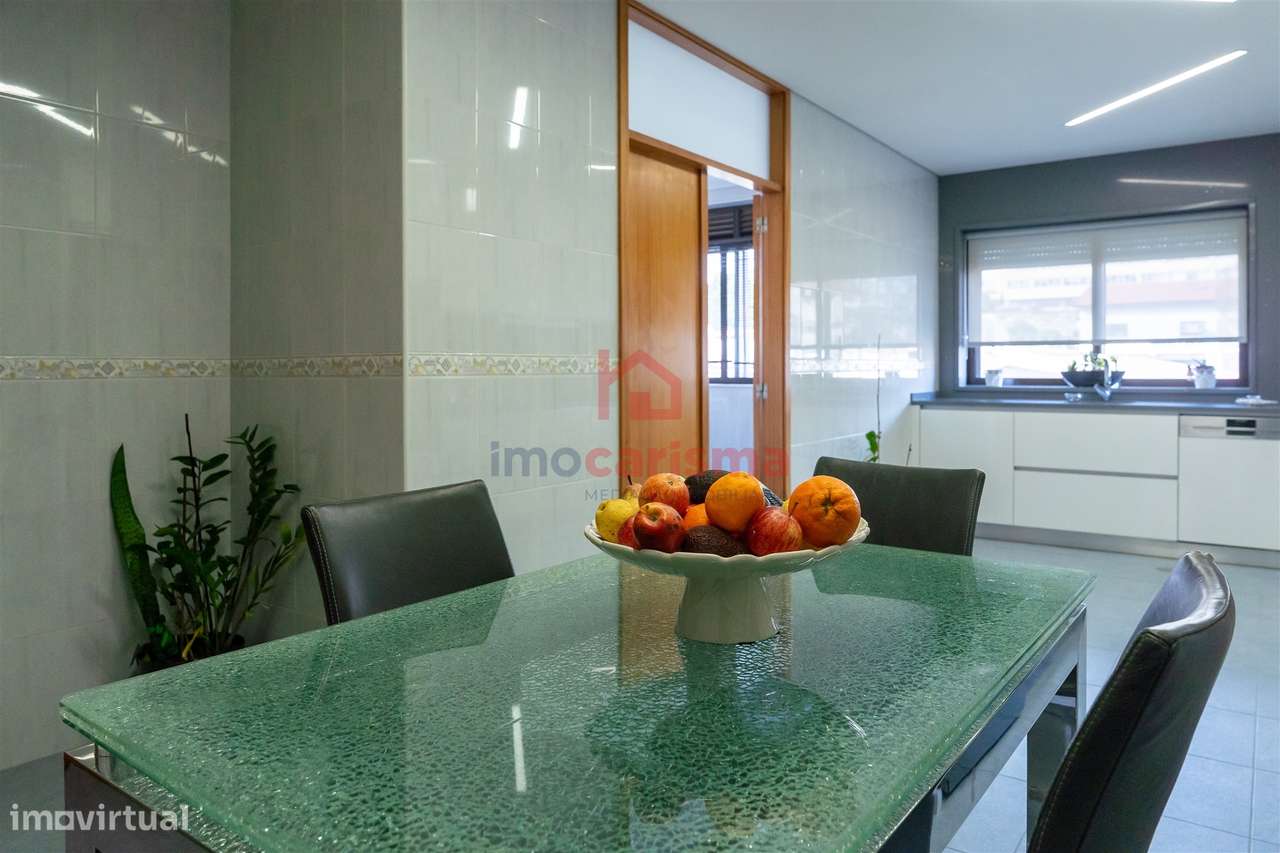 Apartamento T4 transformado em T3 no centro de Vila das Aves, Santo Ti-12