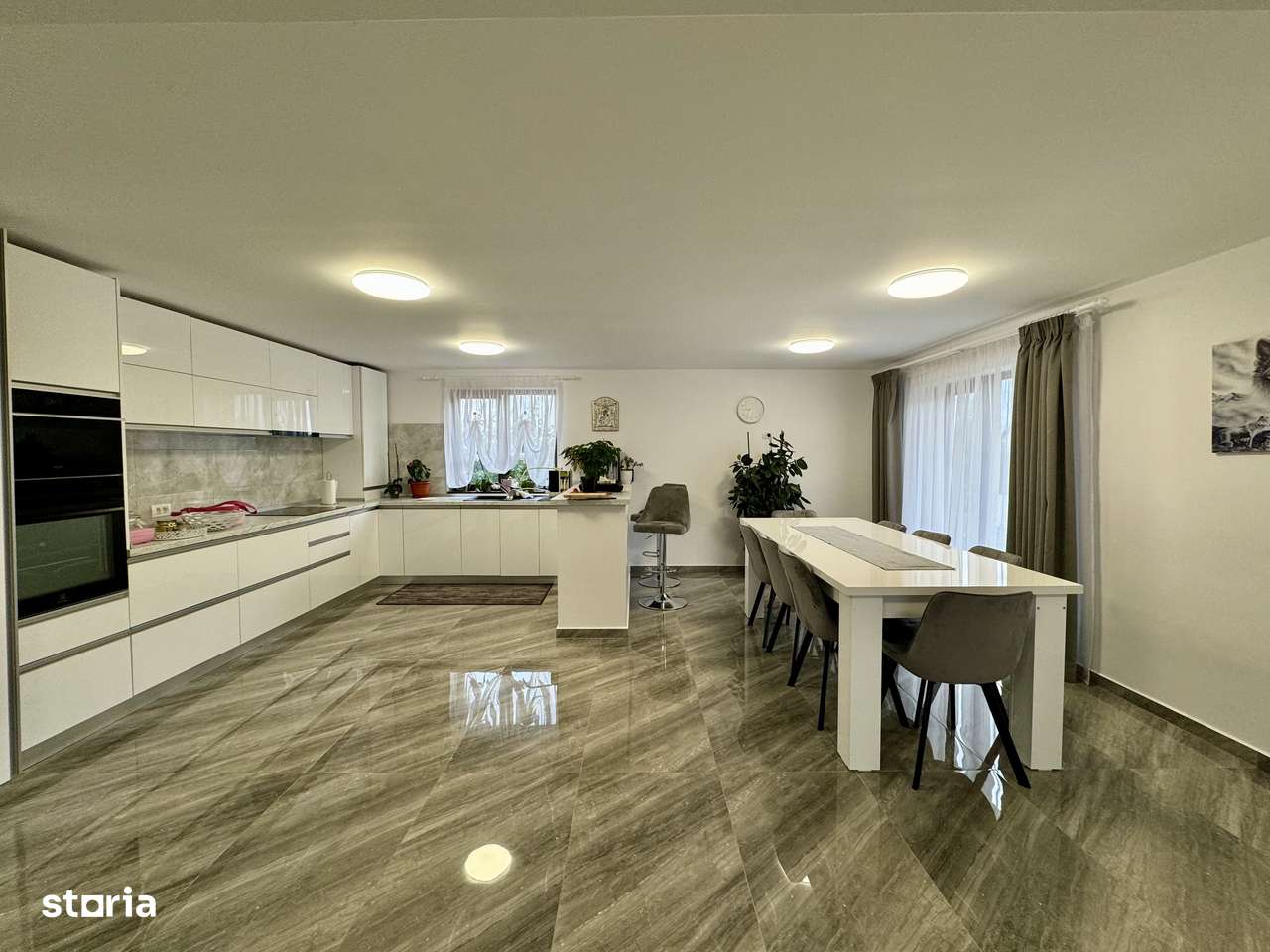 Casă Spațioasă de Vânzare în Ghimbav | Două Apartamente | Teren 579 mp - Imagine principală: 5/20