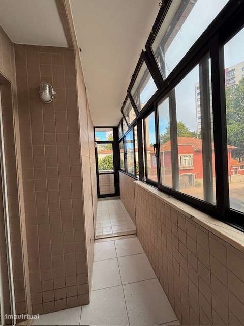 Apartamento T2 com lugar de garagem no Porto - Ramalde-2