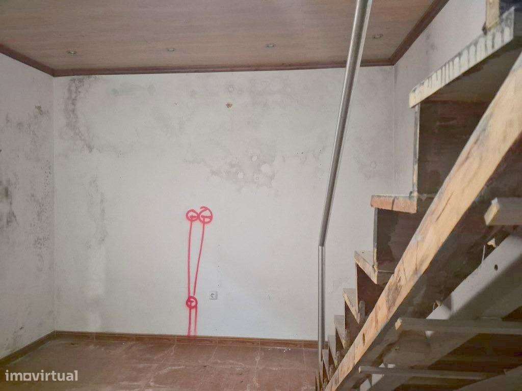 Moradia T3 para remodelar Vialonga-5