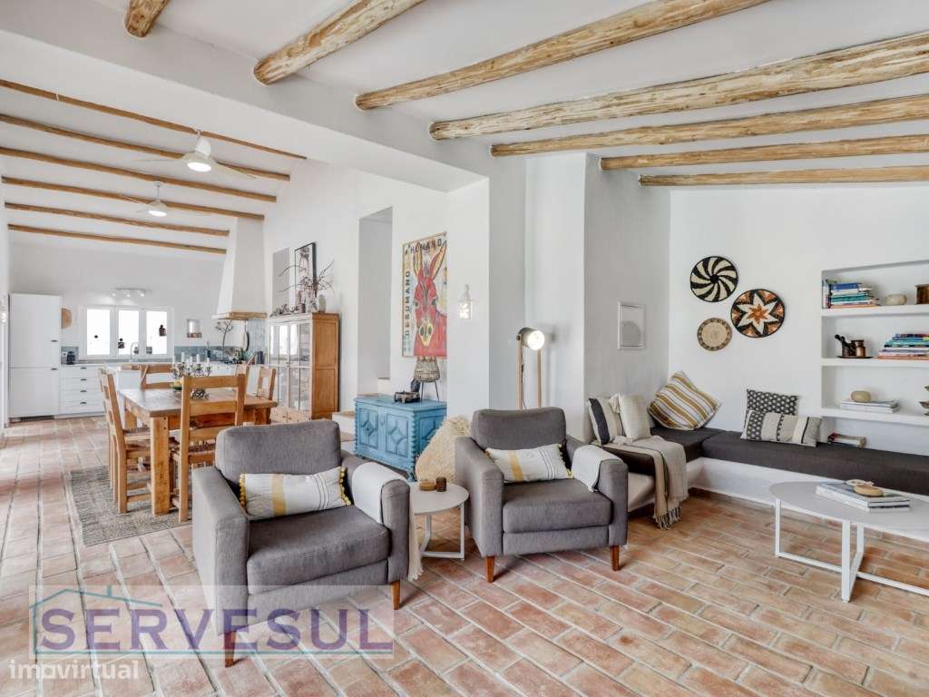 Charmosa Moradia Familiar T3+1 no Campo, inserida num generoso terr...-9