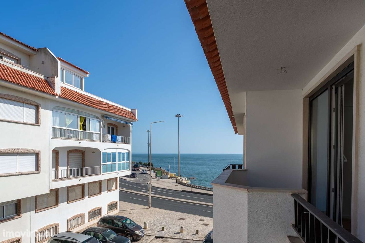 Apartamento T3 com vista mar junto à praia na Parede